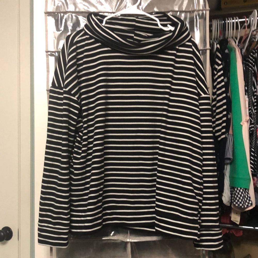 Fleece black and white stripe shirt with a cute cowl neck💕